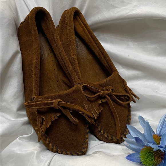Minnetonka Shoes - ❤️ Minnetonka Classic Brown Suede Leather Fringe Moccasins, Ladies Size 8